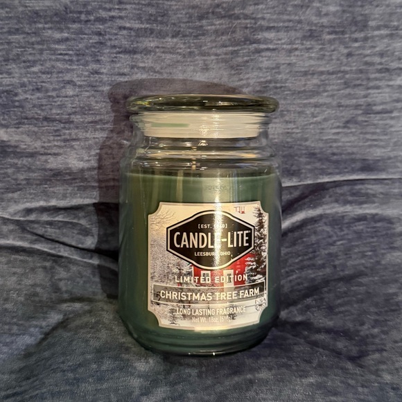 Candle-lite 18 oz. candle “Christmas Tree Farm” NEW/UNUSED Burn time 70-110 hrs - Picture 5 of 8